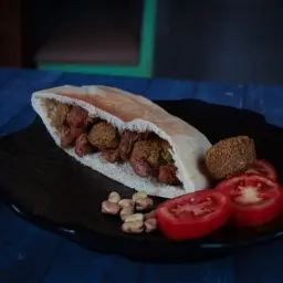 ساندويتش فلافل بالفول